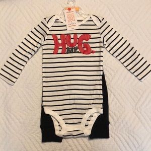 NWT “Hug Me” Valentine’s Day set with leggings